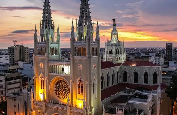Guayaquil´s Night Tour with Drinks at FrutaBar