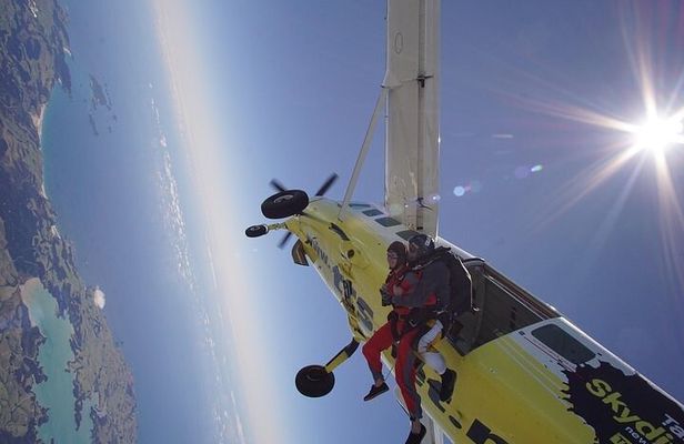 Bay of Islands: 16,000ft Skydive