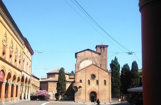 Bologna : a walk into history