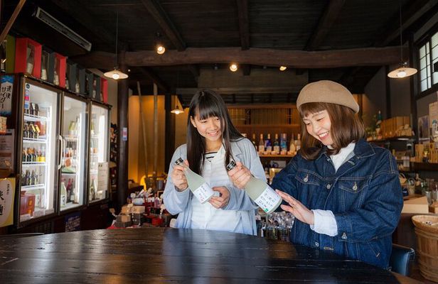 Small-Group Walking Tour of Matsuyama and Minakuchi Brewery
