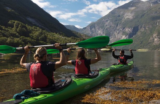 2-Hour Guided Kayak Experience in Geiranger