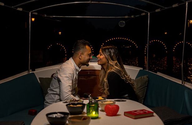 Amsterdam: Private Romantic Evening Canal Cruise + Bubbles/Snacks