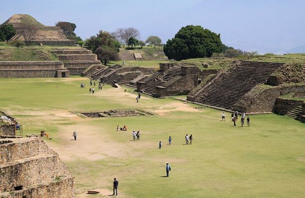Tour to the archaeological zone Monte Alban