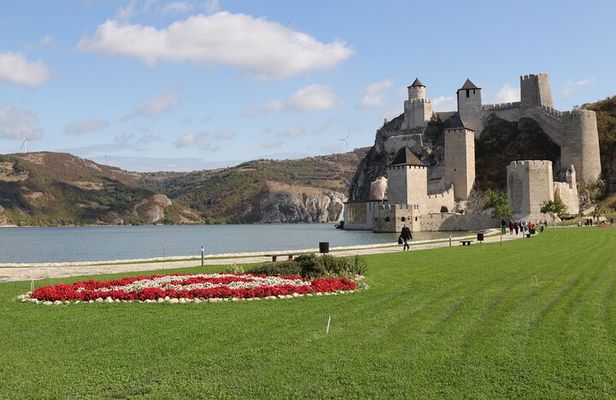 Full-Day Tour along Danube with Three Stronghold Sightseeing and Wine Tasting