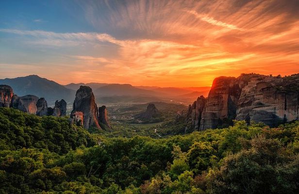 Meteora: Guided Sunset Tour with Monasteries and Caves Visit