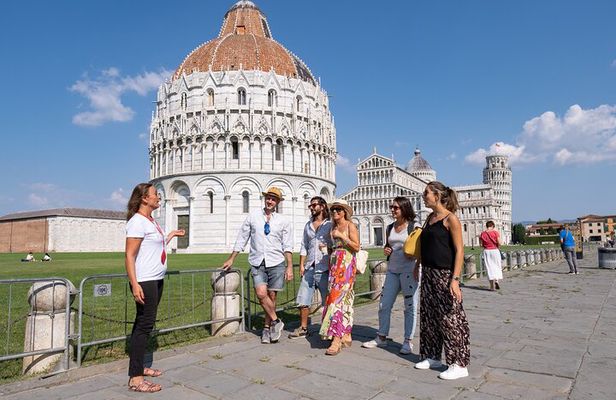 Pisa Sights and Bites Tour with Food Tastings for Small Groups or Private