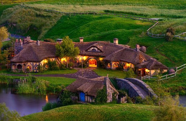 Private 2 Day Tour: Hobbiton, Waitomo, Rotorua Geothermal & Hamilton Gardens