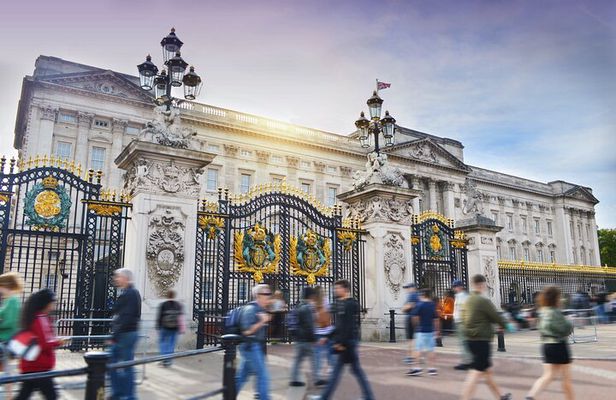 Buckingham Palace Visit & Changing of the Guard Walking Tour