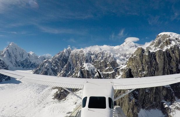 Small-Group Flight Denali National Park Tour with Guided Hike