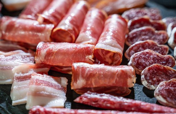 Visit and wine tasting with sausage and BODEGA PIRINEOS cheese