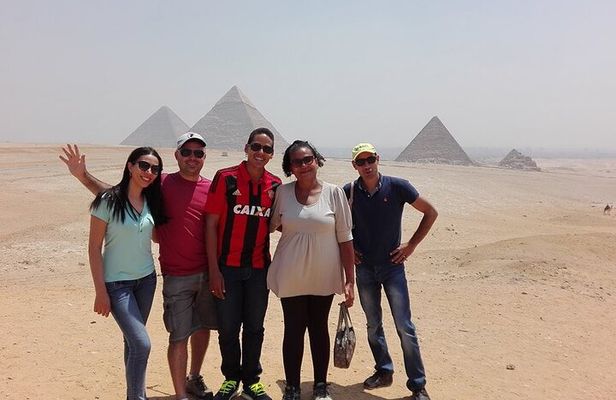 Private Tour of the Pyramids and Egyptian Museum in Giza