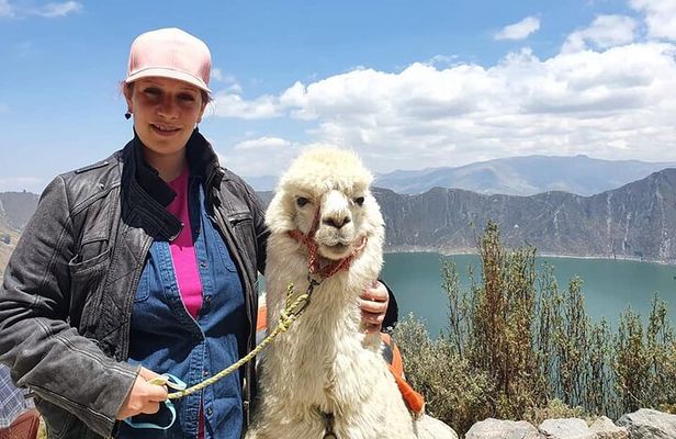 Daydream in Quilotoa: Laguna's Enchanting Embrace Awaits
