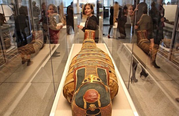 Full-Day Private Giza Pyramids Egyptian Museum and Bazaar Tour