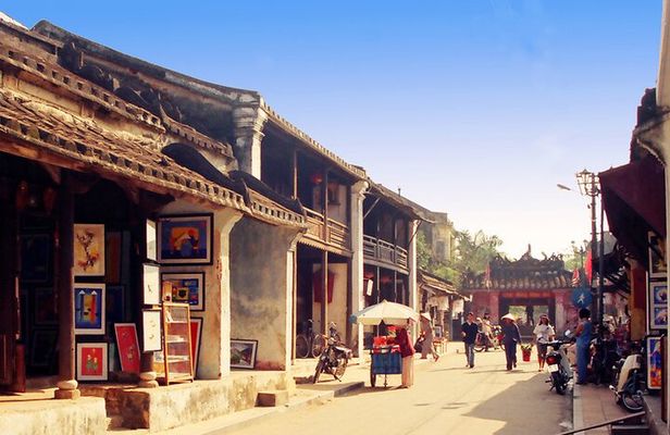 Vietnamese Food and Sightseeing Private Day Tour with Chauffer