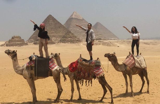 Private Guided Day Tour: Giza Pyramids, Egyptian Museum and Nile Dinner Cruise
