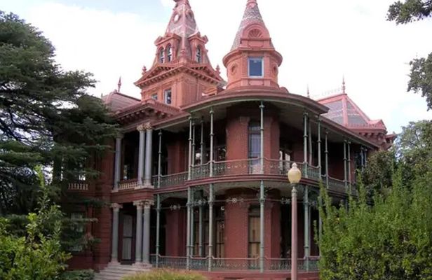 The Madam's Curse Walking Ghost Tour