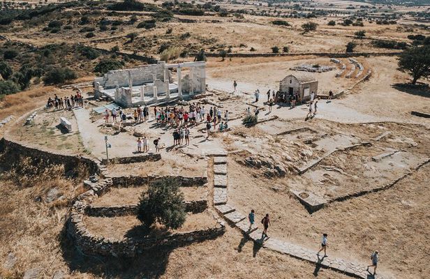 Naxos Highlights Bus Tour with Free Time for Lunch at Apeiranthos
