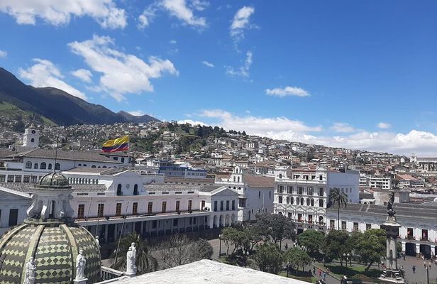 Quito: Unforgettable Private City Tour and the equator line.