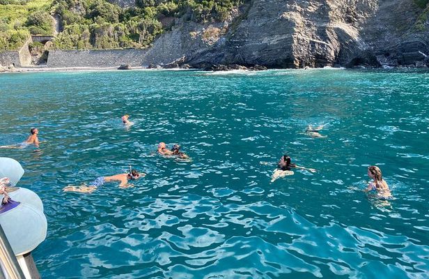 Cinque Terre Boat Tours Experience with Aperitivo and Swim