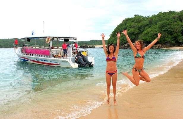 Amazing tour boat through wild nature in Huatulco Bays
