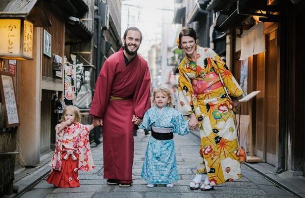 Kyoto Private Photoshoot Experience with a Professional Photographer