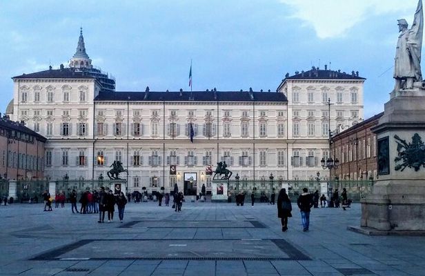Turin: Royal Palace & city tour guided experience