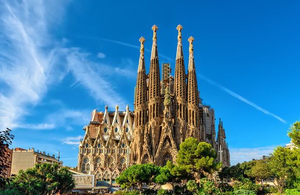 Sagrada Familia Guided Tour with Skip The Line Access
