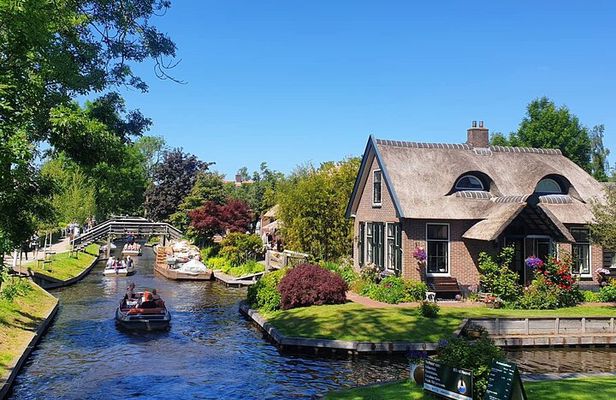 Giethoorn and Zaanse Schans Day Tour with Small Boat Ride