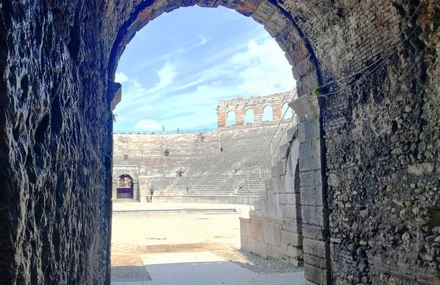 Tour to the Arena di Verona at the Gladiator's Time