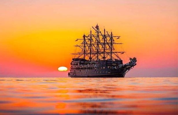 Sunset Boat Trip Along the coast of Alanya
