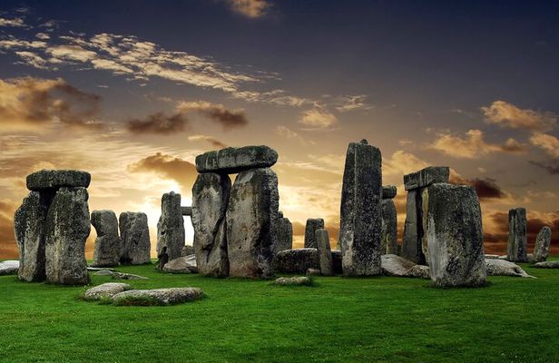 Private Stonehenge, Woodhenge, Avebury Stone Circle Day Tour