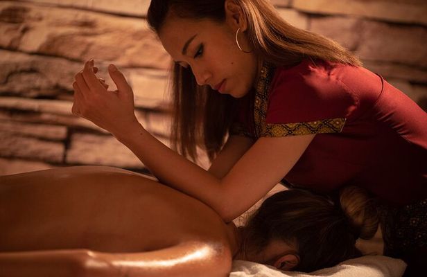 Full Body Massage 60 min and Floral Bath in Jacuzzi 30 min at THAI SPA MASSAGE