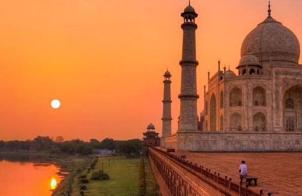 Private Sunrise half-day tour at Taj Mahal with visiting to Agra Fort