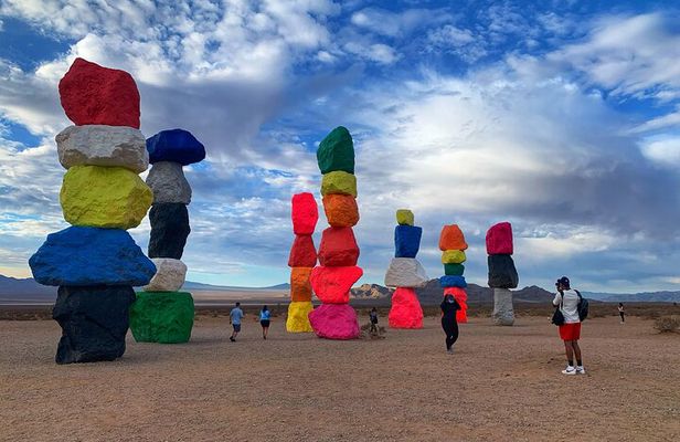 Hoover Dam Walk-On-Top Tour w/ Seven Magic Mountains & Vegas Sign