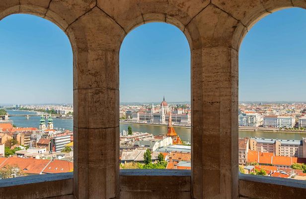 Live virtual walking tour in the Buda Castle quarter