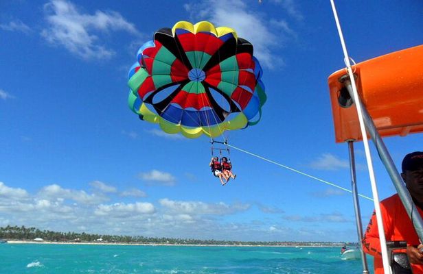 Adrenaline in parasailing for your shared group from punta cana