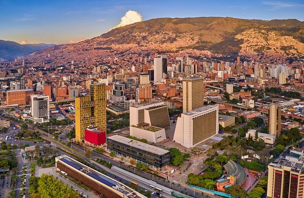 Private City Tour of Medellin with Metrocable and Commune 13