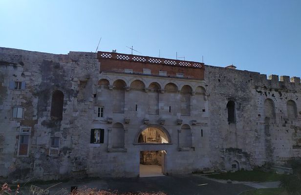 Experience Split With Local Professional Historian - Private