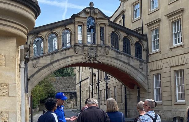Oxford | Alumni-Led Walking Tour w/opt New College