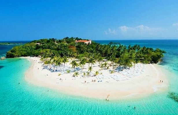 Private Full-Day Samaná Whale Watching Tour from Punta Cana