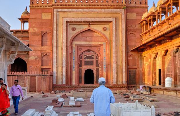 Visit Fatehpur Sikri and Chand Baori with Jaipur Drop from Agra.