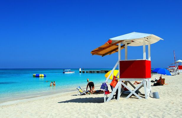 Doctors Cave Beach Roundtrip Tour in Montego Bay