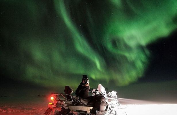 Northern Lights Snowmobile Hunt