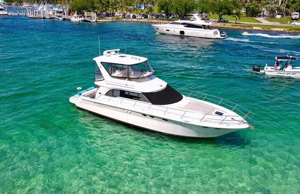 52' Yacht Rental in Miami Beach with Experienced Captain