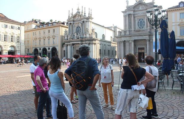 Walking Tour in small groups in English