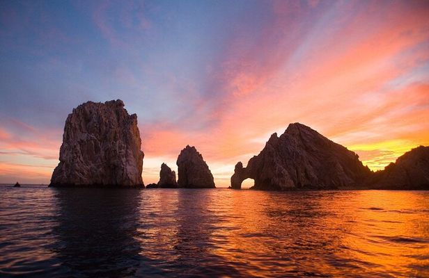 Cabo Arch Sunset Private Yacht Tour plus Dinner and Drinks