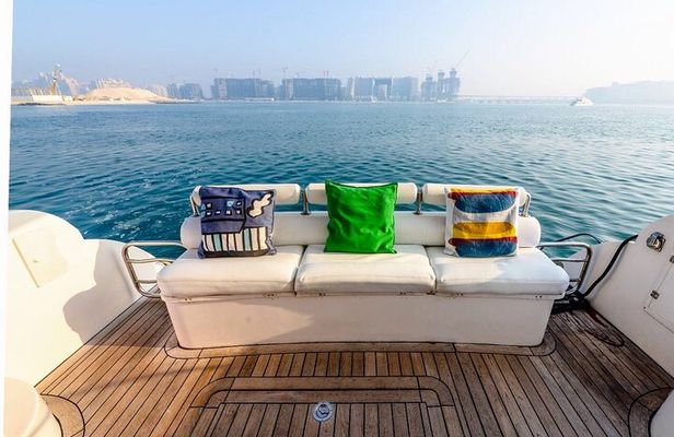 Dubai Yacht Tour – Private Luxury Yacht Charter from Dubai Marina