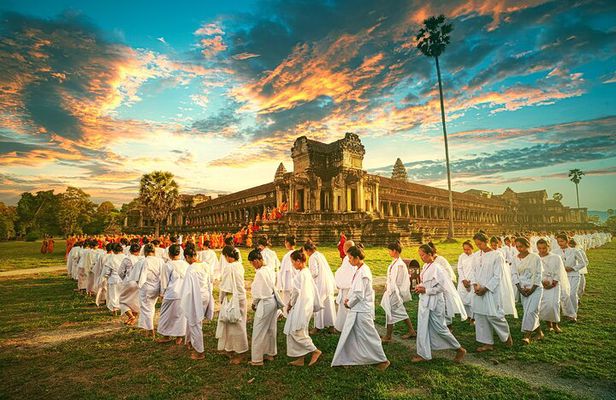 Private Temples Guided Tour (Angkor Wat, Ta Prom & Angkor Thom)