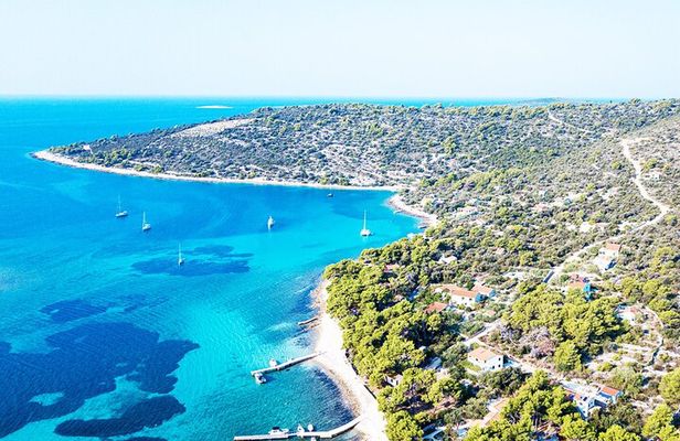 Half day speedboat tour to Solta island & Blue Lagoon from Trogir
