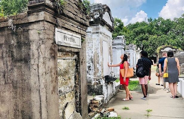 New Orleans City and Cemetery Tour with Garden District Stroll